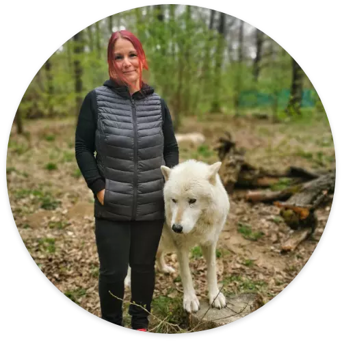 Martina Huber mit einem Tierfreund im Wald